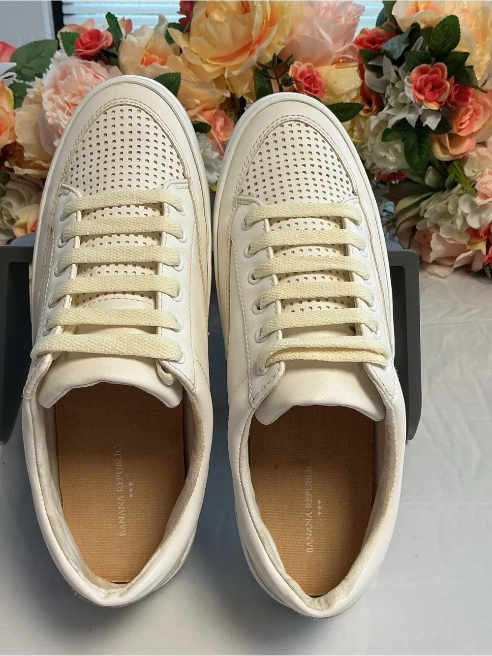 Banana Republic Perforated Sneaker Burnt White Lace-Up Casual Shoes 7.5